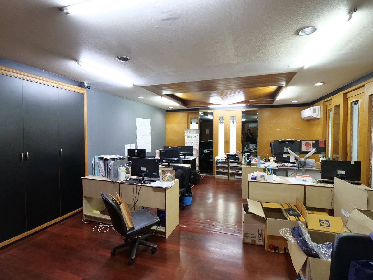 For RentOfficeRattanathibet, Sanambinna : Building for rent, office building, office for doing business, 5 floors, with elevator, size 50 sq m., area 600 sq m., almost next to Central Rattanathibet. Soi Rattanathibet 30, next to the Purple Line. Nonthaburi Intersection Station 1, near Owl Market 