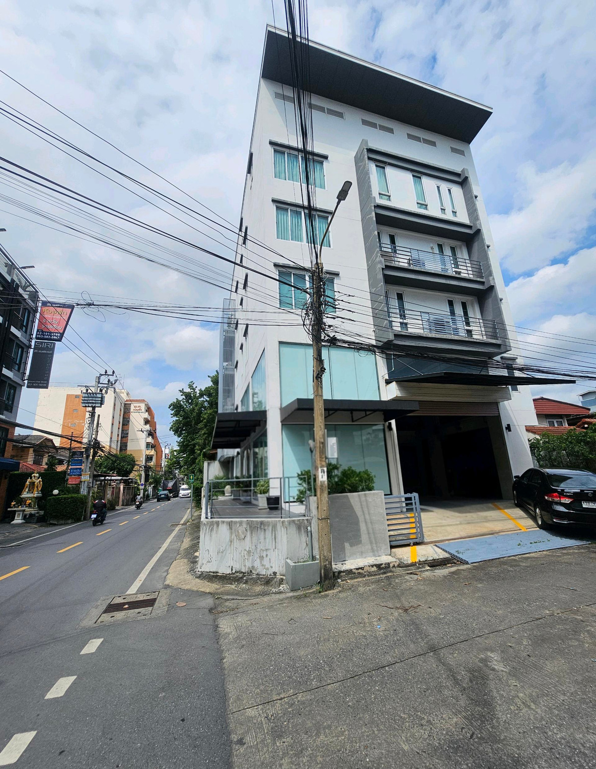 ให้เช่าสำนักงานพระราม 9 เพชรบุรีตัดใหม่ RCA : ให้เช่าOffice เพดานสูง มีลิฟต์ ติดถนนในซอย  พระราม9 ซอย 43 