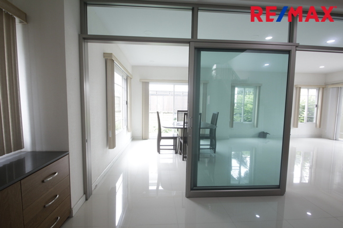 For SaleHousePhutthamonthon, Salaya : Single house for sale, Passorn Phetkasem Sai 4, Pinklao, new house, never lived in, selling at a loss, complete with real wood furniture throughout, air conditioner, refrigerator, light curtains, 61.9 square meters, beginning of the project.