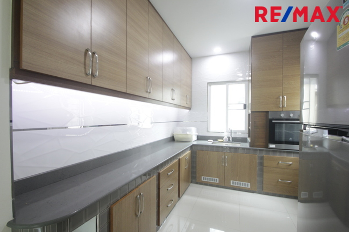 For SaleHousePhutthamonthon, Salaya : Single house for sale, Passorn Phetkasem Sai 4, Pinklao, new house, never lived in, selling at a loss, complete with real wood furniture throughout, air conditioner, refrigerator, light curtains, 61.9 square meters, beginning of the project.