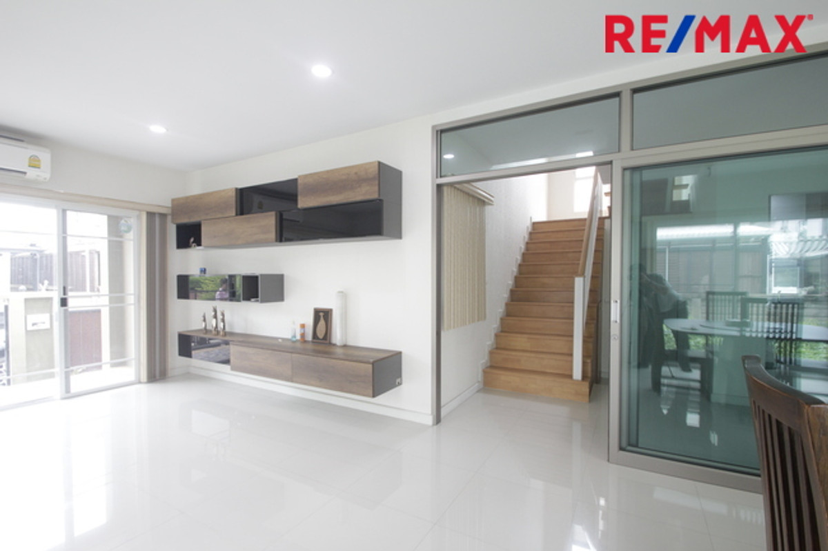 For SaleHousePhutthamonthon, Salaya : Single house for sale, Passorn Phetkasem Sai 4, Pinklao, new house, never lived in, selling at a loss, complete with real wood furniture throughout, air conditioner, refrigerator, light curtains, 61.9 square meters, beginning of the project.