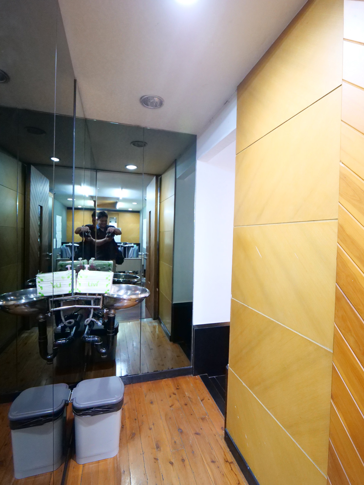 For RentOfficeRattanathibet, Sanambinna : Building for rent, office building, office for doing business, 5 floors, with elevator, size 50 sq m., area 600 sq m., almost next to Central Rattanathibet. Soi Rattanathibet 30, next to the Purple Line. Nonthaburi Intersection Station 1, near Owl Market 