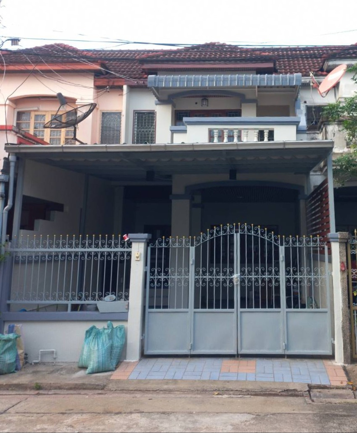 For RentTownhomeOnnut, Udomsuk : House for rent, Townhome for rent Hacha Townhouse, newly renovated, Pornpailin Village 5, Soi On Nut 16, next to Sukhumvit 77 Road, near BTS On Nut, size 25 sq m., 3 bedrooms, 2 bathrooms, 1-2 parking spaces, very convenient, there is Makro food service, 