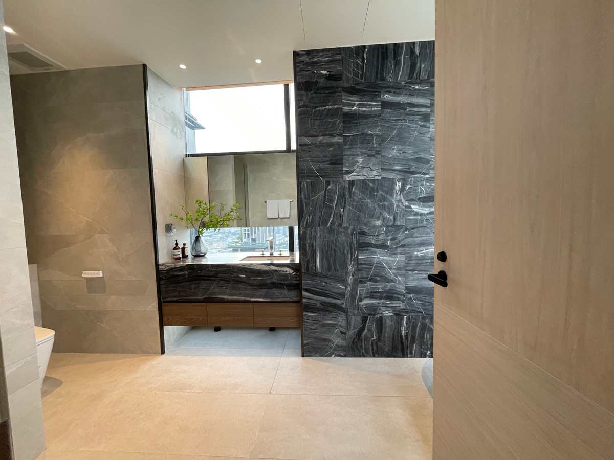 For SaleCondoRatchathewi,Phayathai : CONNER Ratchathewi | Super Luxury Penthouse, 3 floors, 270 degree view, near BTS Ratchathewi, the newest Super Luxury condo from The Creators HQ, outstanding with the Vertical Forest concept - an 80 meter high sky garden planted with over 145,987+ trees, 