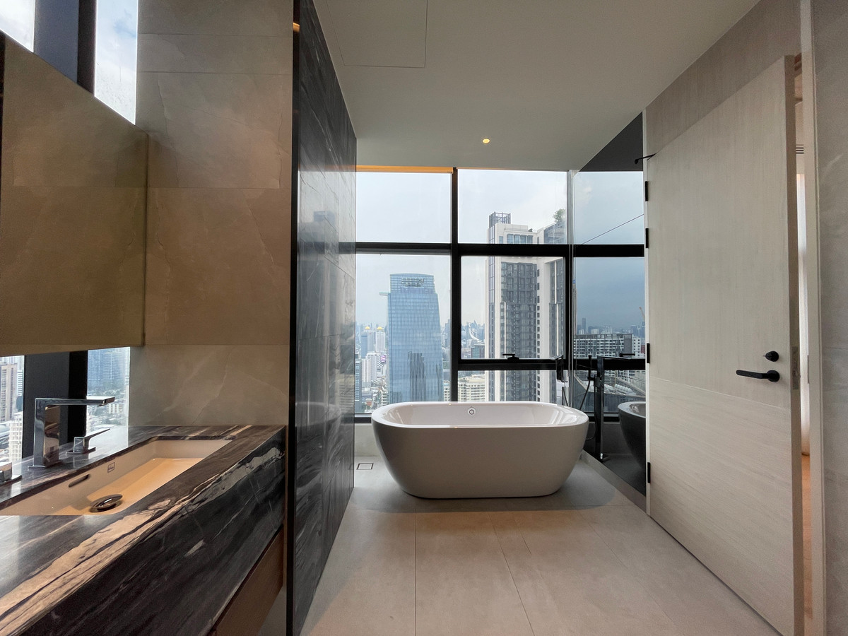 For SaleCondoRatchathewi,Phayathai : CONNER Ratchathewi | Super Luxury Penthouse, 3 floors, 270 degree view, near BTS Ratchathewi, the newest Super Luxury condo from The Creators HQ, outstanding with the Vertical Forest concept - an 80 meter high sky garden planted with over 145,987+ trees, 