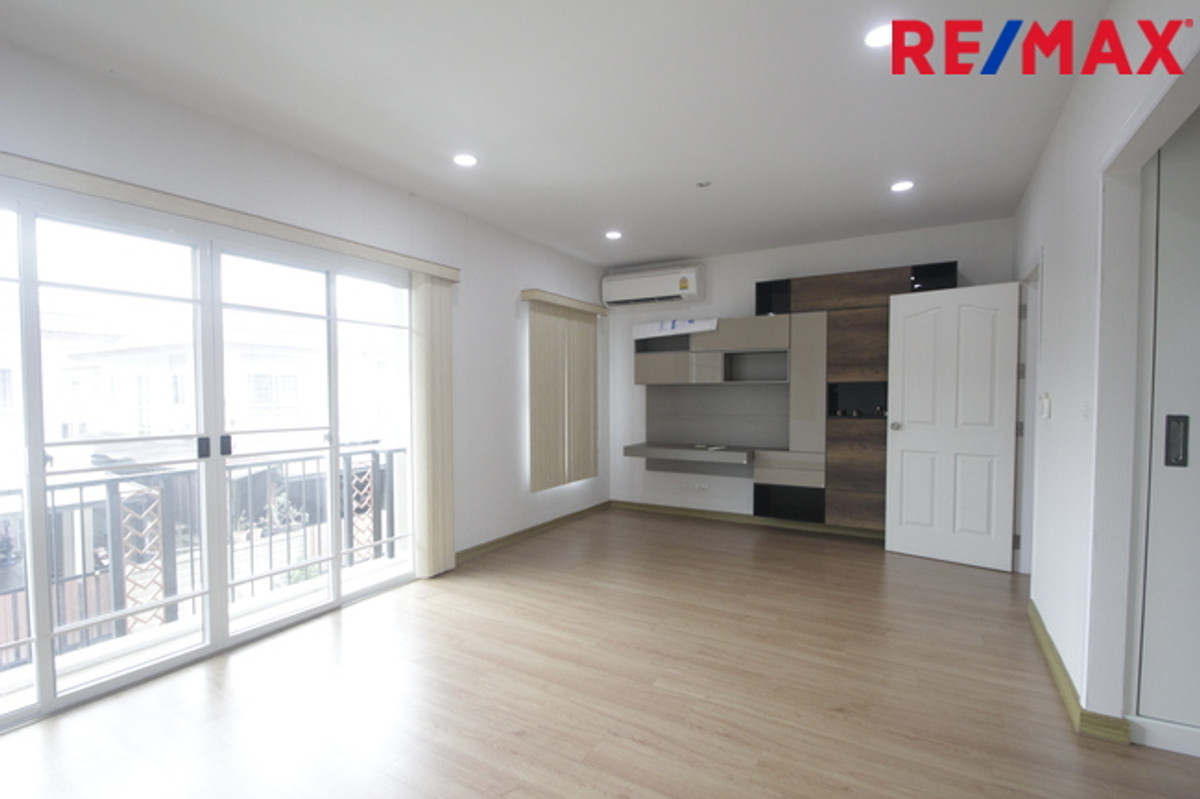 For SaleHousePhutthamonthon, Salaya : Single house for sale, Passorn Phetkasem Sai 4, Pinklao, new house, never lived in, selling at a loss, complete with real wood furniture throughout, air conditioner, refrigerator, light curtains, 61.9 square meters, beginning of the project.