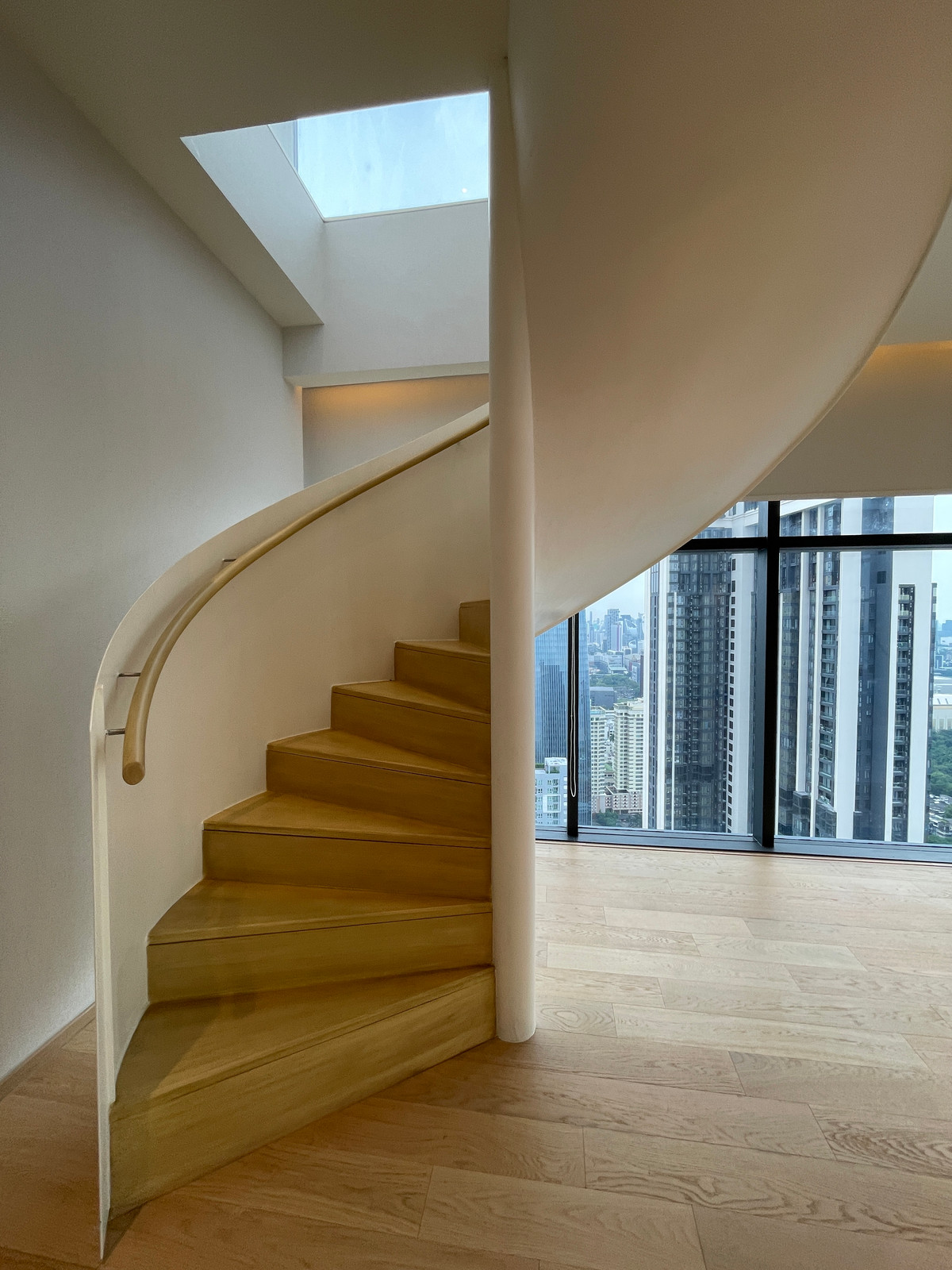 For SaleCondoRatchathewi,Phayathai : CONNER Ratchathewi | Super Luxury Penthouse, 3 floors, 270 degree view, near BTS Ratchathewi, the newest Super Luxury condo from The Creators HQ, outstanding with the Vertical Forest concept - an 80 meter high sky garden planted with over 145,987+ trees, 