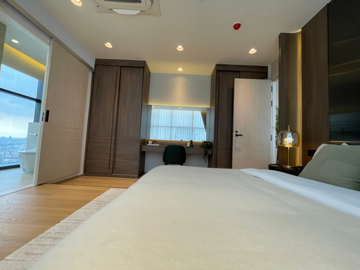 For SaleCondoRatchathewi,Phayathai : CONNER Ratchathewi | Super Luxury Penthouse, 3 floors, 270 degree view, near BTS Ratchathewi, the newest Super Luxury condo from The Creators HQ, outstanding with the Vertical Forest concept - an 80 meter high sky garden planted with over 145,987+ trees, 