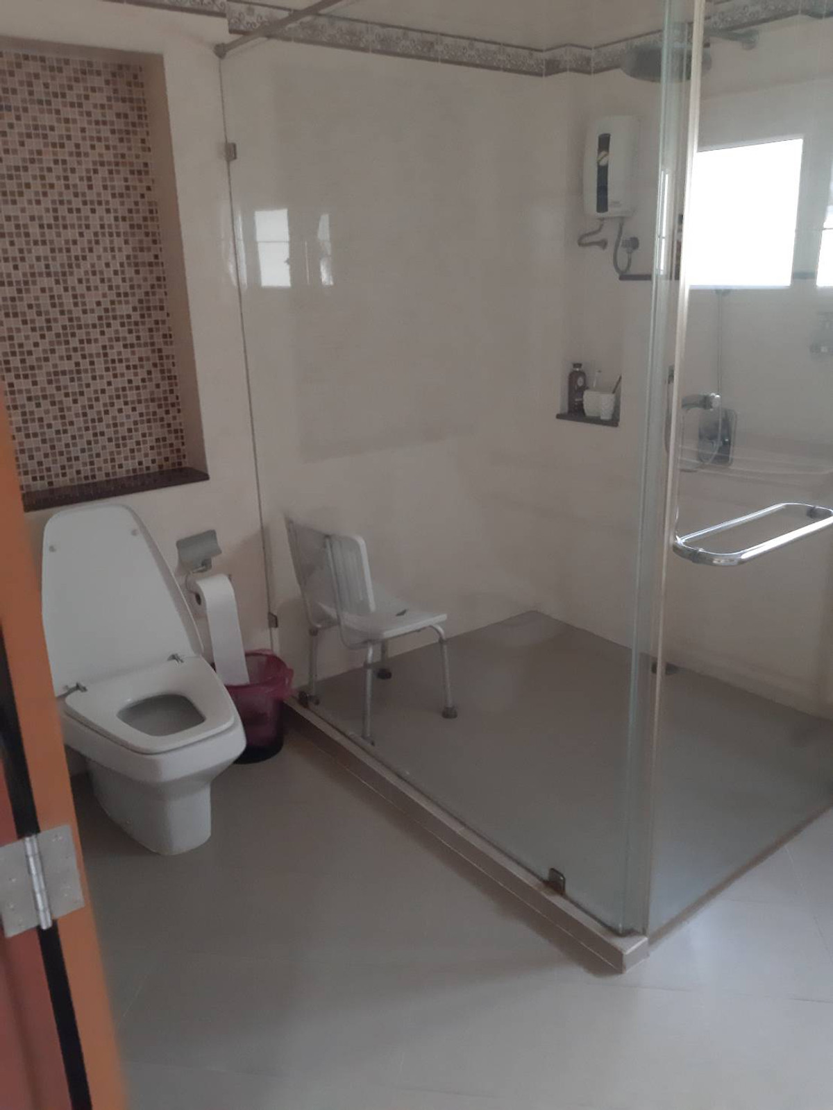 ขายบ้านสมุทรปราการ สำโรง : 96836 - ขายบ้านเดี่ยวที่คุ้มราคา 2 ระเบียงด้านหน้าติดทะเลสาป ล้อมรอบด้วยสวนสีเขียวมีพื้นที่สำหรับใช้วีลแชร์ได้ โครงการบ้านเดี่ยวสุดหรู เพอร์เฟคเพลสลาดกระบัง 4 สุขุมวิท77