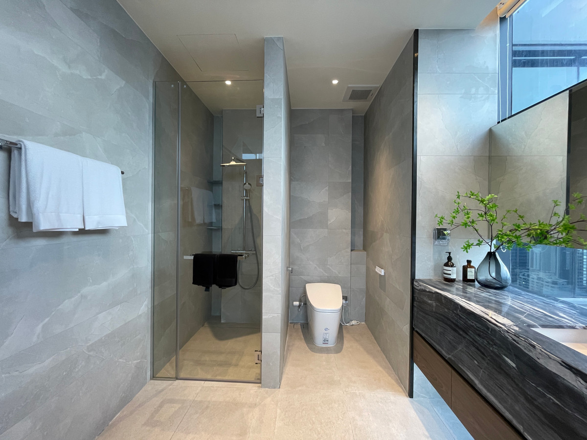 For SaleCondoRatchathewi,Phayathai : CONNER Ratchathewi | Super Luxury Penthouse, 3 floors, 270 degree view, near BTS Ratchathewi, the newest Super Luxury condo from The Creators HQ, outstanding with the Vertical Forest concept - an 80 meter high sky garden planted with over 145,987+ trees, 