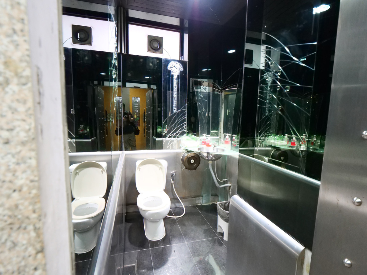 For RentOfficeRattanathibet, Sanambinna : Building for rent, office building, office for doing business, 5 floors, with elevator, size 50 sq m., area 600 sq m., almost next to Central Rattanathibet. Soi Rattanathibet 30, next to the Purple Line. Nonthaburi Intersection Station 1, near Owl Market 