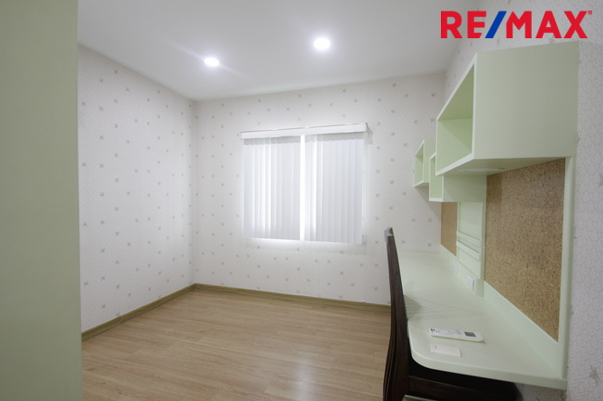 For SaleHousePhutthamonthon, Salaya : Single house for sale, Passorn Phetkasem Sai 4, Pinklao, new house, never lived in, selling at a loss, complete with real wood furniture throughout, air conditioner, refrigerator, light curtains, 61.9 square meters, beginning of the project.