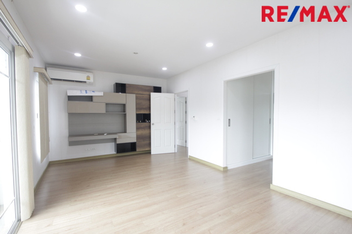 For SaleHousePhutthamonthon, Salaya : Single house for sale, Passorn Phetkasem Sai 4, Pinklao, new house, never lived in, selling at a loss, complete with real wood furniture throughout, air conditioner, refrigerator, light curtains, 61.9 square meters, beginning of the project.