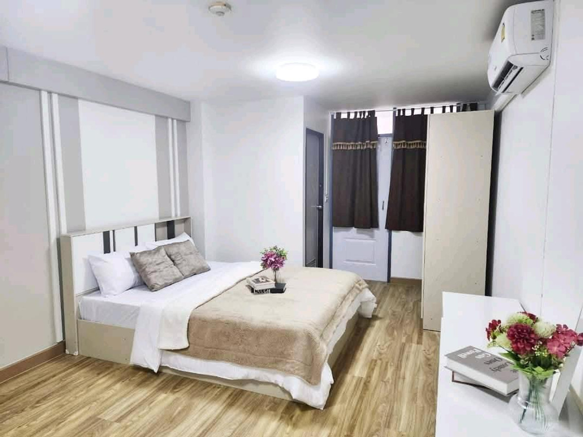 For RentCondoBang kae, Phetkasem : 🚈 Just 400 m. walk from Lak Song MRT 🏬 Opposite The Mall Bang Khae, good location in the heart of Bang Khae.