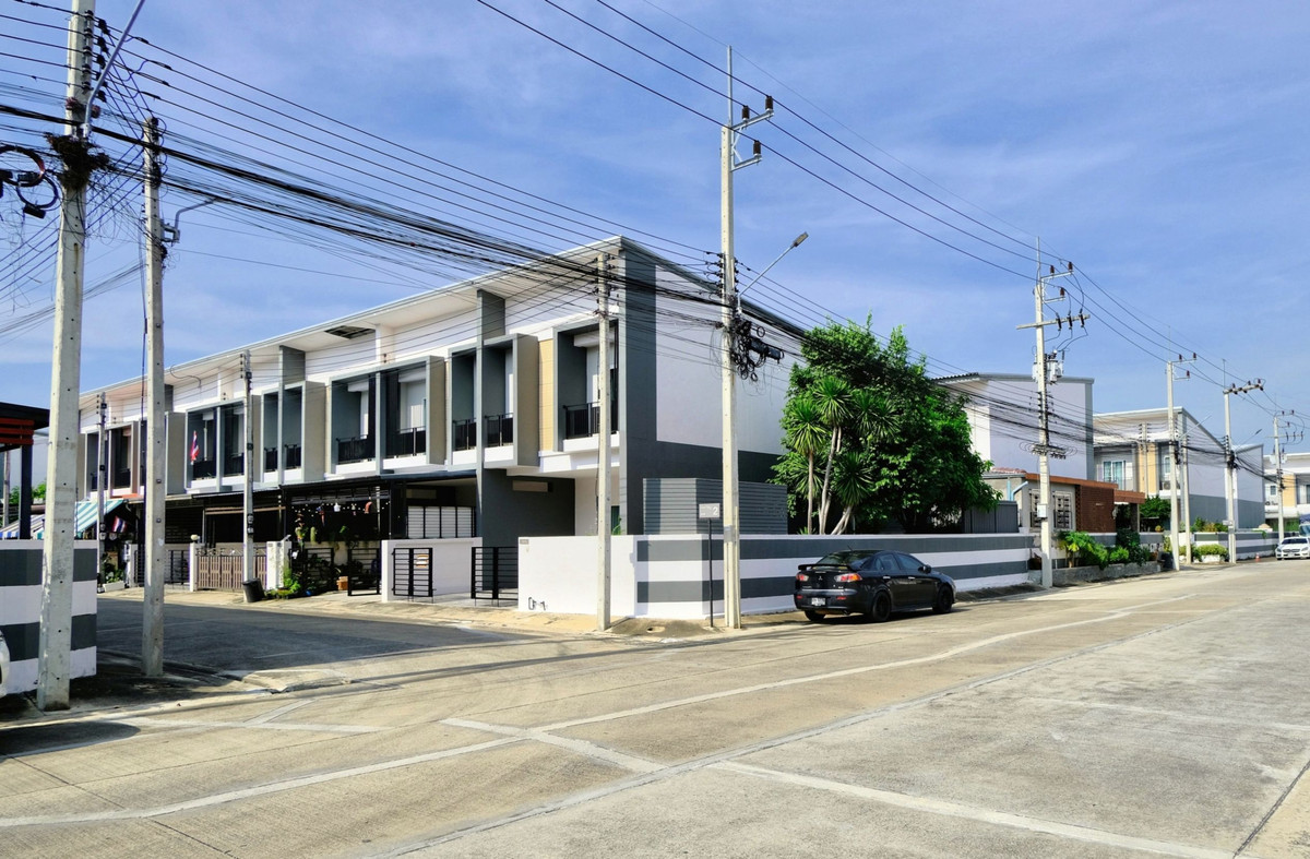 For SaleTownhomePathum Thani,Rangsit, Thammasat : 95360 - The most beautiful in the village, sample house, fully decorated, 2-story townhouse, corner plot, good location, zone in front of the project. Grandville University Pathum Thani-Sai Nai