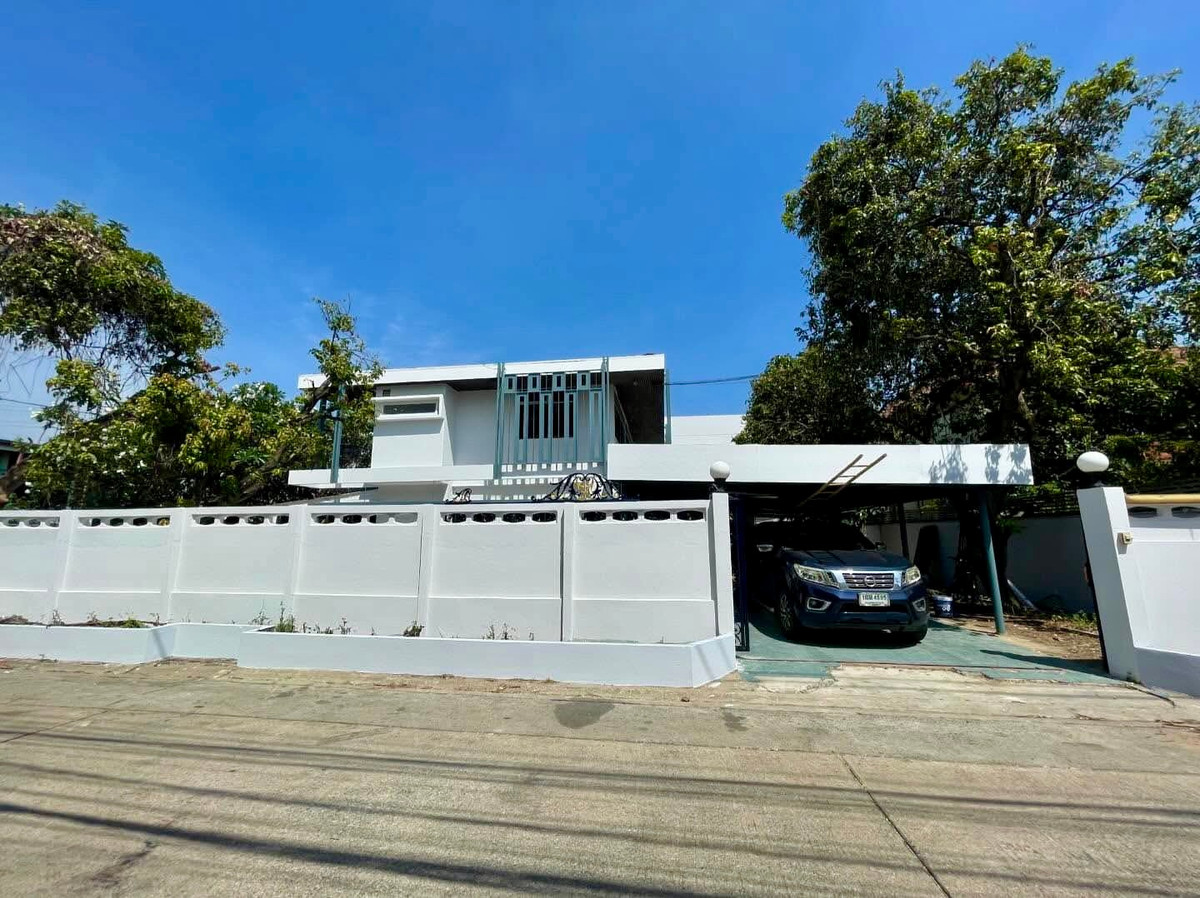 For RentHouseRatchadapisek, Huaikwang, Suttisan : Spacious 2-Storey Detached House for Rent in Ratchadaphisek Soi 19 | Only 1 km from MRT Ratchada Large 200 sq.wah Land, 550 sq.m Usable Area – Ideal for Big Families or Executive Living in the Heart of Bangkok
