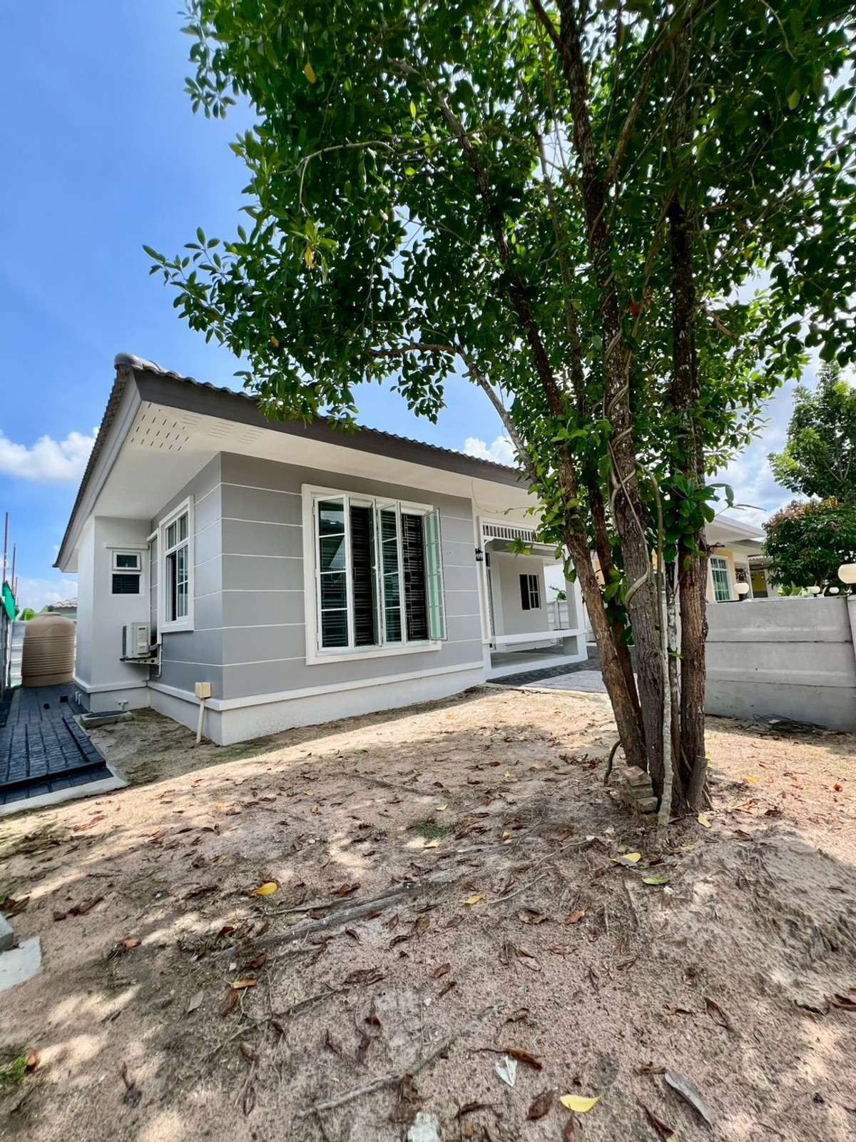 ขายบ้านระยอง : 94864 - ขายบ้านเดี่ยว ชั้นเดียว หลังริม ม.พรภิรมย์ แกรนด์ มาบข่า อ.นิคมพัฒนา จ.ระยอง (HOUSE for SALE PORNBHIROM Mab Kha, Nikompattana, Rayong)