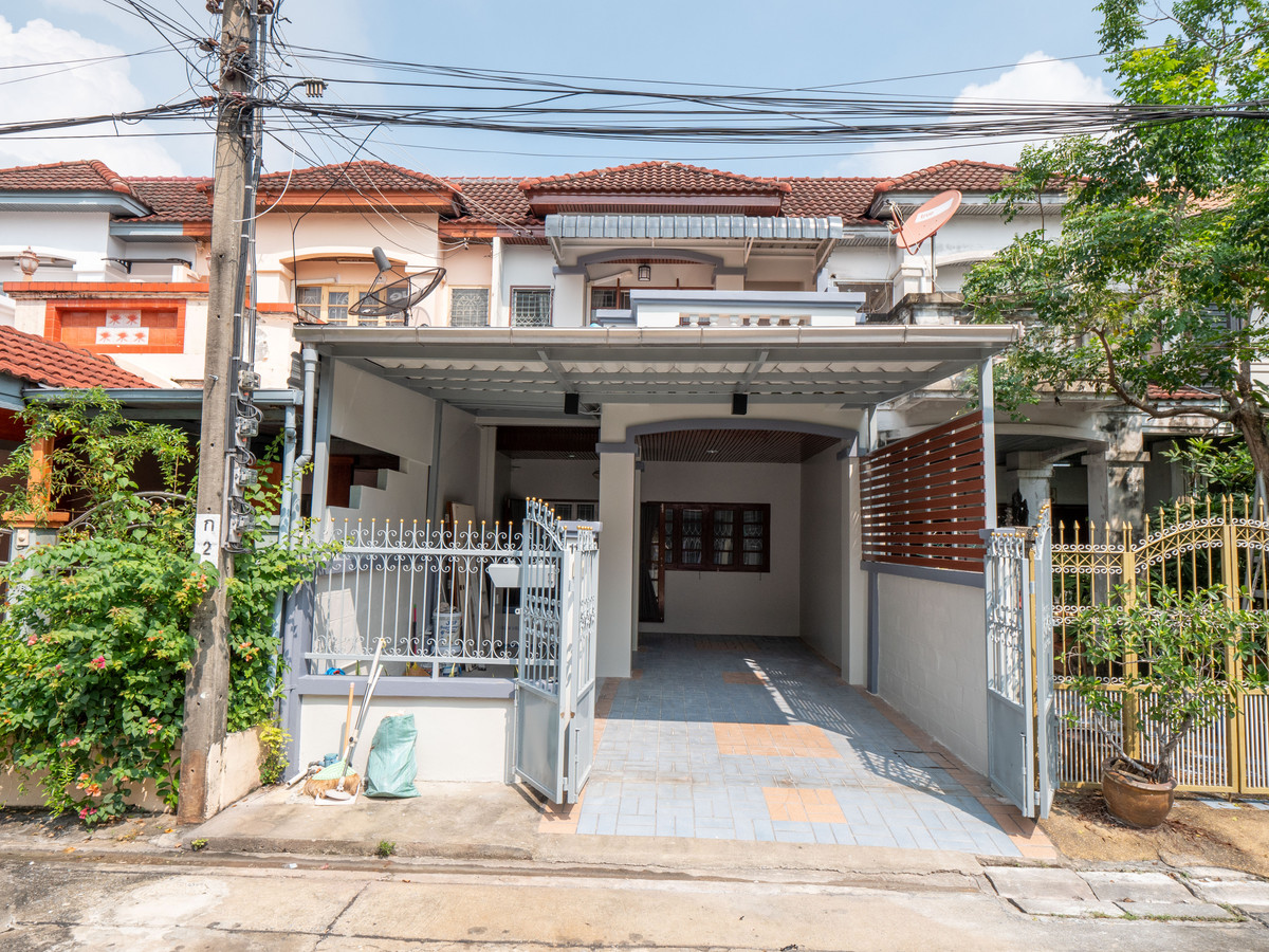 ให้เช่าทาวน์โฮมอ่อนนุช อุดมสุข : ให้เช่าบ้าน ให้เช่าทาวน์โฮม ห้าช่าทาวน์เฮาส์ รีโนเวทใหม่ หมู่บ้านพรไพลิน 5 ซอยอ่อนนุช 16 ติดถนนสุขุมวิท 77 ใกล้รถไฟฟ้าBTSอ่อนนุช ขนาด 25 ตรว. 3 ห้องนอน 2 ห้องน้ำ 1-2 ที่จอดรถ สะดวกสุดๆ มี Makro food service เซเว่นอีเลเว่น และมินิบิ๊กซี หน้าหมู่บ้านเลยครับ