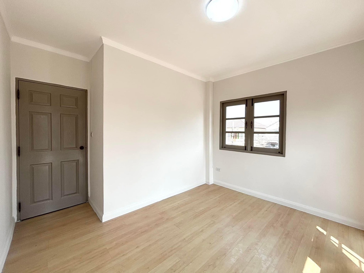 ขายบ้านสมุทรปราการ สำโรง : 83581 - ขายบ้านเดี่ยว 69.7 ตารางวา ขายด่วน! บ้านหลังมุม 2 ชั้น 3 ห้องนอน 3 ห้องน้ำ มีห้องใต้บันได กฤษดาซิตี้เลคแอนด์พาร์ค ใกล้สนามบินสุวรรณภูมิ ใกล้ MEGA