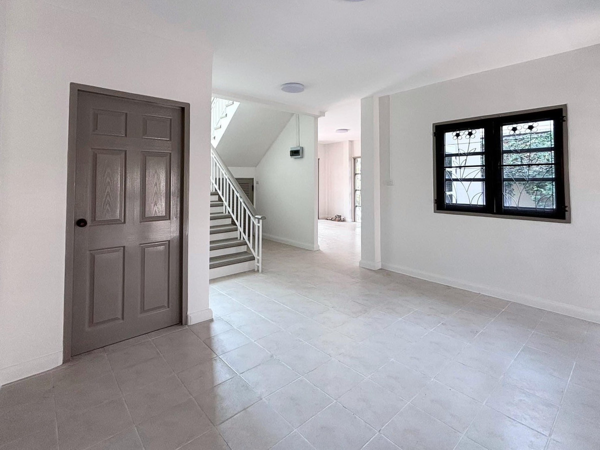 ขายบ้านสมุทรปราการ สำโรง : 83581 - ขายบ้านเดี่ยว 69.7 ตารางวา ขายด่วน! บ้านหลังมุม 2 ชั้น 3 ห้องนอน 3 ห้องน้ำ มีห้องใต้บันได กฤษดาซิตี้เลคแอนด์พาร์ค ใกล้สนามบินสุวรรณภูมิ ใกล้ MEGA