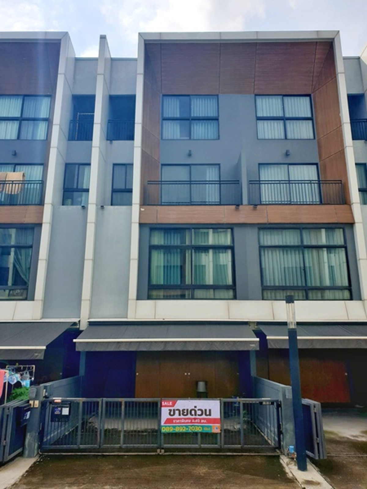 ขายทาวน์โฮมพัฒนาการ ศรีนครินทร์ : 95202 - ที่สุดของชีวิตเมือง ARDEN ทาวน์โฮมหรู 3.5 ชั้น ใจกลางพัฒนาการ ใกล้ทองหล่อ บ้านที่ใกล้เมืองแต่สงบร่มรื่นส่วนตัวแบบบ้านรีสอร์ท