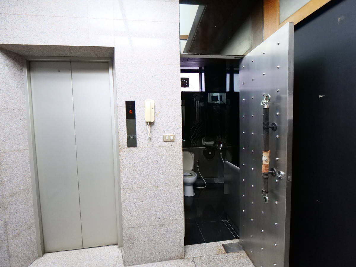 For RentOfficeRattanathibet, Sanambinna : Building for rent, office building, office for doing business, 5 floors, with elevator, size 50 sq m., area 600 sq m., almost next to Central Rattanathibet. Soi Rattanathibet 30, next to the Purple Line. Nonthaburi Intersection Station 1, near Owl Market 