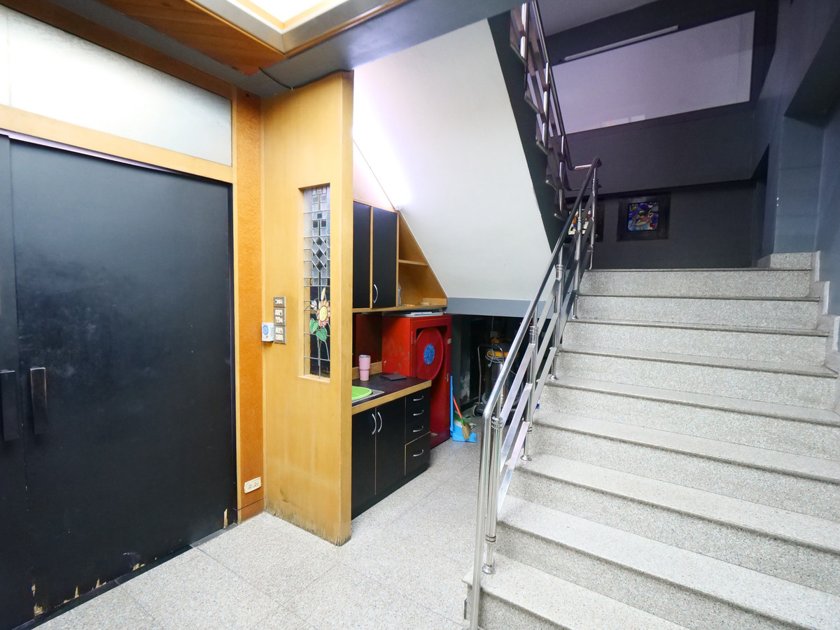 For RentOfficeRattanathibet, Sanambinna : Building for rent, office building, office for doing business, 5 floors, with elevator, size 50 sq m., area 600 sq m., almost next to Central Rattanathibet. Soi Rattanathibet 30, next to the Purple Line. Nonthaburi Intersection Station 1, near Owl Market 