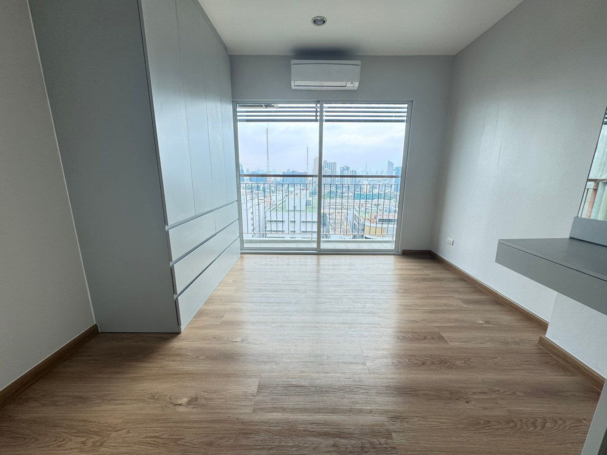 For SaleCondoLadprao, Central Ladprao : Sym Vibhavadi Lat Phrao, beautiful room, ready for sale, very good location, Thairath side, open view, feel free to inquire.