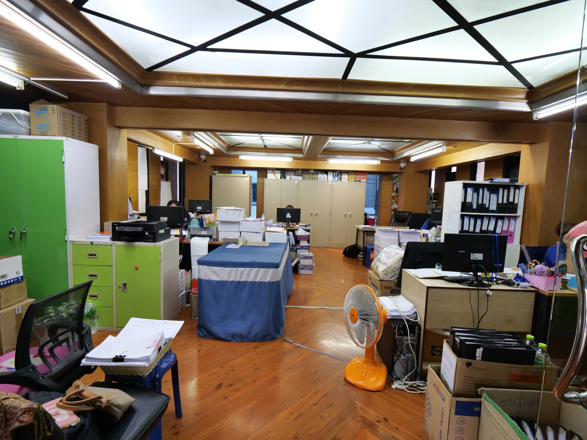 For RentOfficeRattanathibet, Sanambinna : Building for rent, office building, office for doing business, 5 floors, with elevator, size 50 sq m., area 600 sq m., almost next to Central Rattanathibet. Soi Rattanathibet 30, next to the Purple Line. Nonthaburi Intersection Station 1, near Owl Market 