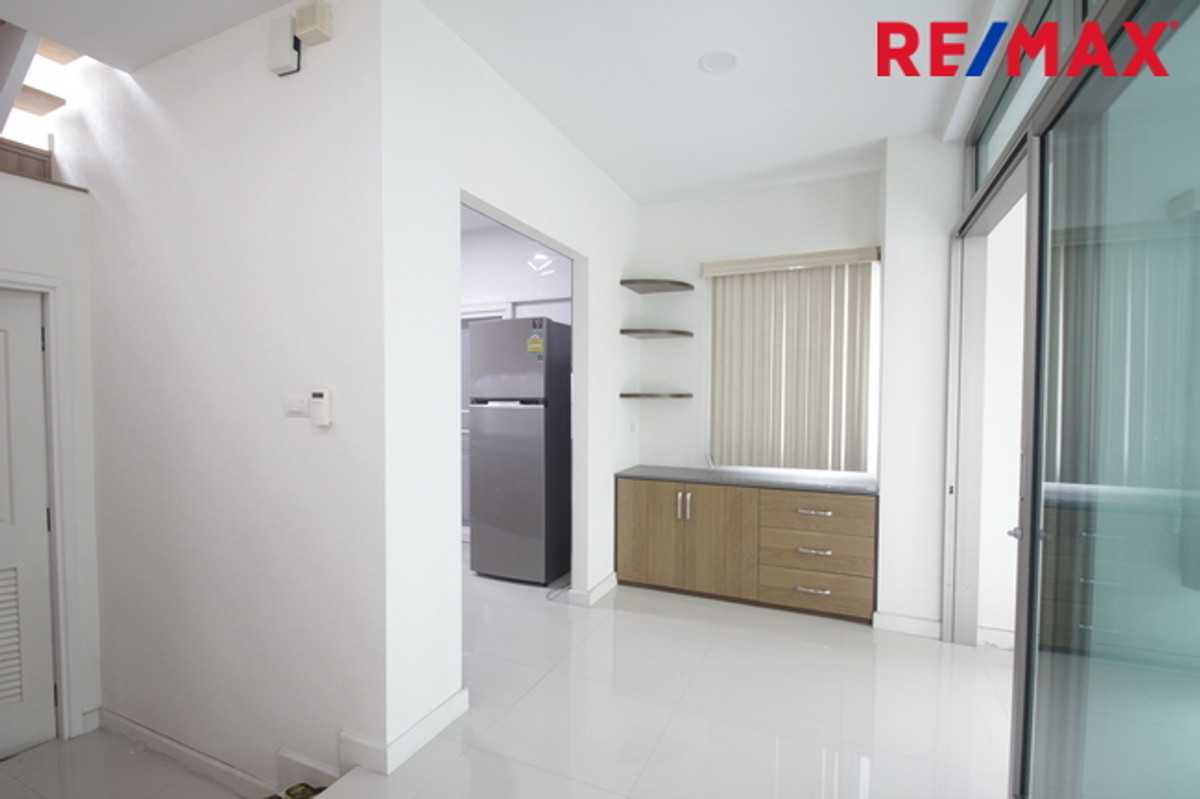 For SaleHousePhutthamonthon, Salaya : Single house for sale, Passorn Phetkasem Sai 4, Pinklao, new house, never lived in, selling at a loss, complete with real wood furniture throughout, air conditioner, refrigerator, light curtains, 61.9 square meters, beginning of the project.