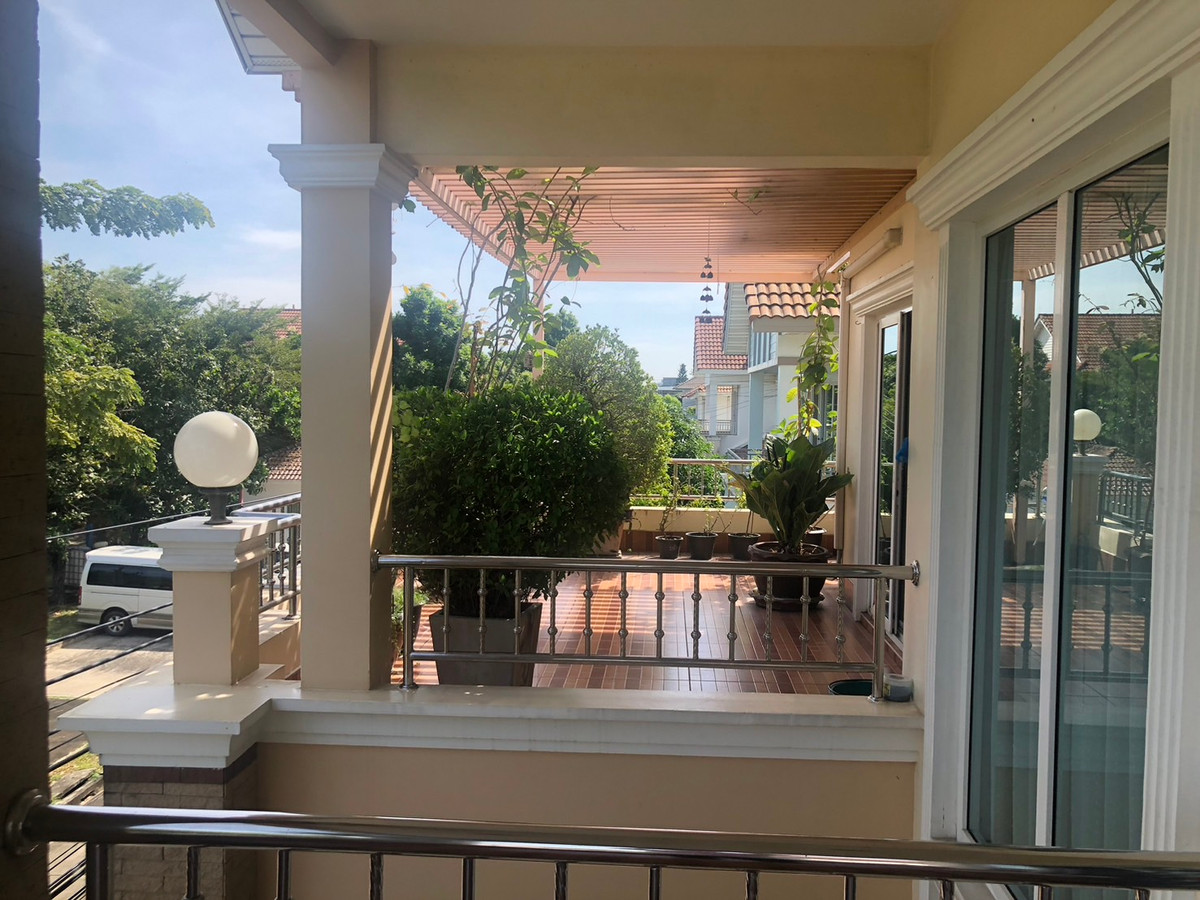 ขายบ้านสมุทรปราการ สำโรง : 96836 - ขายบ้านเดี่ยวที่คุ้มราคา 2 ระเบียงด้านหน้าติดทะเลสาป ล้อมรอบด้วยสวนสีเขียวมีพื้นที่สำหรับใช้วีลแชร์ได้ โครงการบ้านเดี่ยวสุดหรู เพอร์เฟคเพลสลาดกระบัง 4 สุขุมวิท77