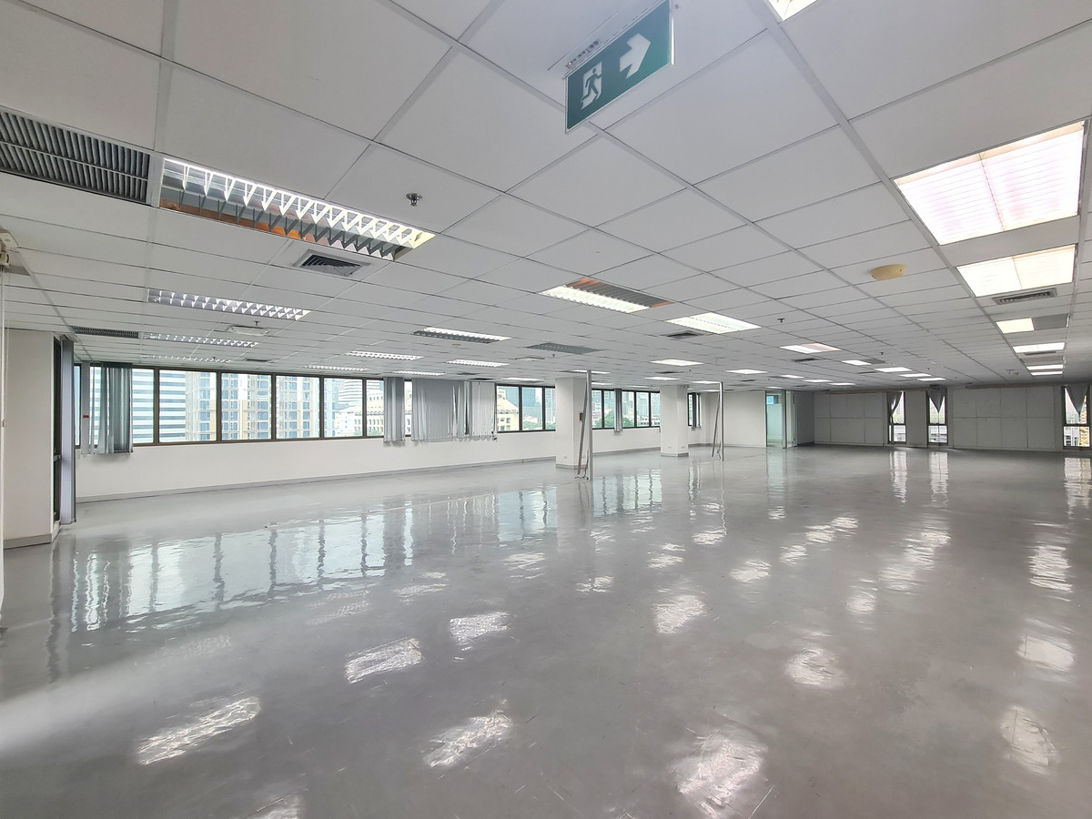 For RentOfficeSathorn, Narathiwat : Fully fitted office space in the heart of Sathorn–Silom, 600 sq.m. full-floor space, just 5 mins walk to BTS Chong Nonsi