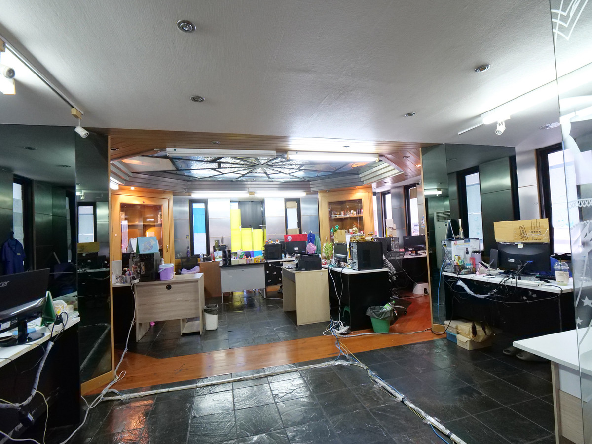 For RentOfficeRattanathibet, Sanambinna : Building for rent, office building, office for doing business, 5 floors, with elevator, size 50 sq m., area 600 sq m., almost next to Central Rattanathibet. Soi Rattanathibet 30, next to the Purple Line. Nonthaburi Intersection Station 1, near Owl Market 