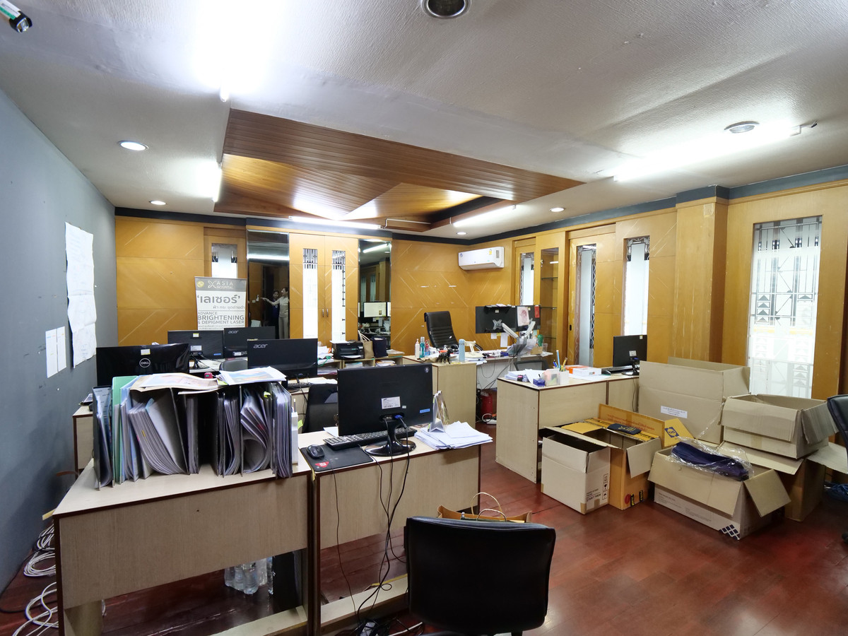 For RentOfficeRattanathibet, Sanambinna : Building for rent, office building, office for doing business, 5 floors, with elevator, size 50 sq m., area 600 sq m., almost next to Central Rattanathibet. Soi Rattanathibet 30, next to the Purple Line. Nonthaburi Intersection Station 1, near Owl Market 