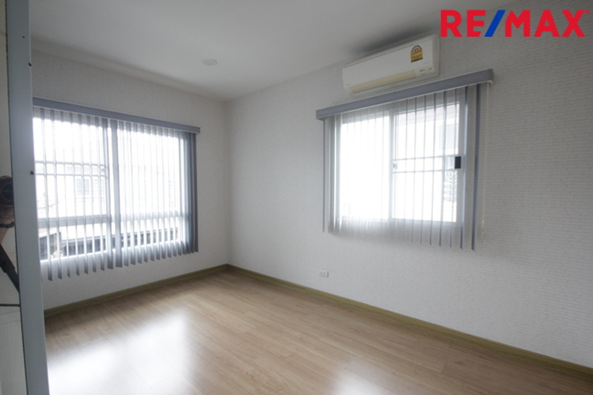 For SaleHousePhutthamonthon, Salaya : Single house for sale, Passorn Phetkasem Sai 4, Pinklao, new house, never lived in, selling at a loss, complete with real wood furniture throughout, air conditioner, refrigerator, light curtains, 61.9 square meters, beginning of the project.