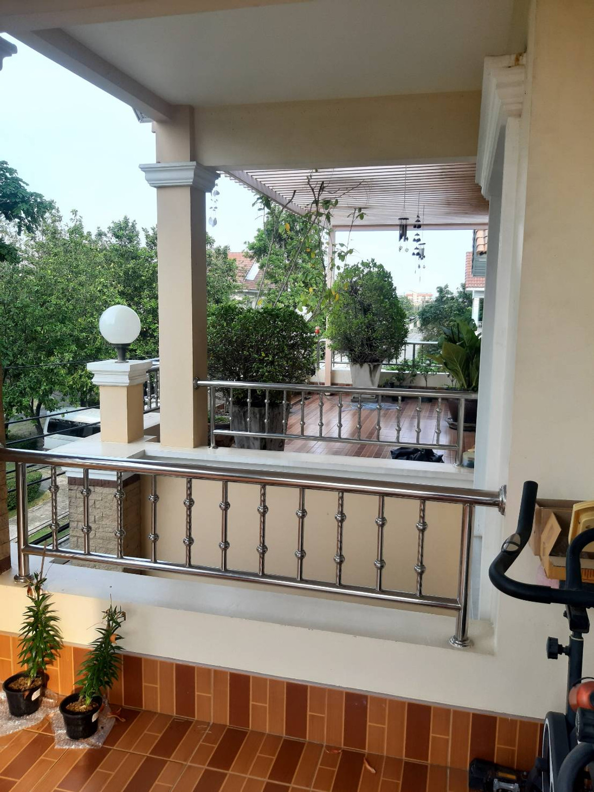 ขายบ้านสมุทรปราการ สำโรง : 96836 - ขายบ้านเดี่ยวที่คุ้มราคา 2 ระเบียงด้านหน้าติดทะเลสาป ล้อมรอบด้วยสวนสีเขียวมีพื้นที่สำหรับใช้วีลแชร์ได้ โครงการบ้านเดี่ยวสุดหรู เพอร์เฟคเพลสลาดกระบัง 4 สุขุมวิท77