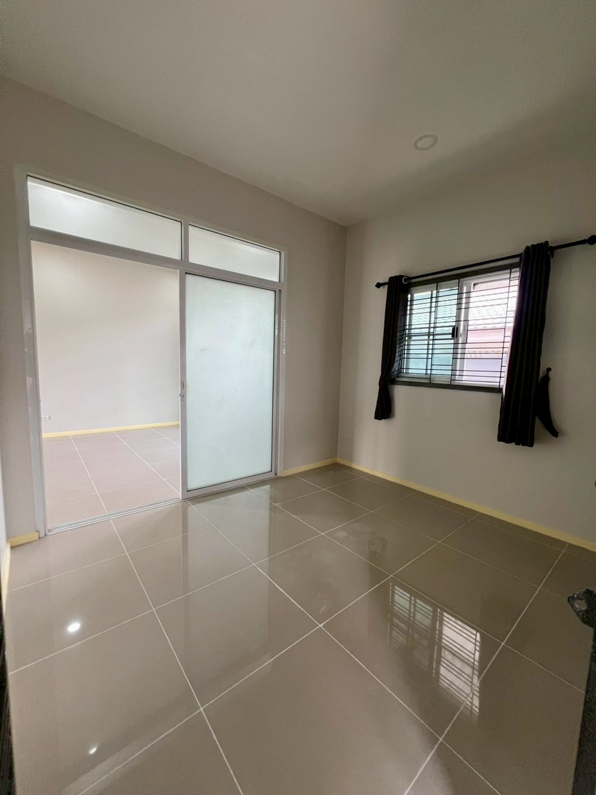 ขายบ้านระยอง : 94864 - ขายบ้านเดี่ยว ชั้นเดียว หลังริม ม.พรภิรมย์ แกรนด์ มาบข่า อ.นิคมพัฒนา จ.ระยอง (HOUSE for SALE PORNBHIROM Mab Kha, Nikompattana, Rayong)