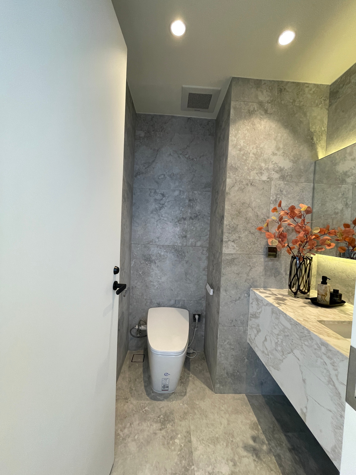 For SaleCondoRatchathewi,Phayathai : CONNER Ratchathewi | Super Luxury Penthouse, 3 floors, 270 degree view, near BTS Ratchathewi, the newest Super Luxury condo from The Creators HQ, outstanding with the Vertical Forest concept - an 80 meter high sky garden planted with over 145,987+ trees, 