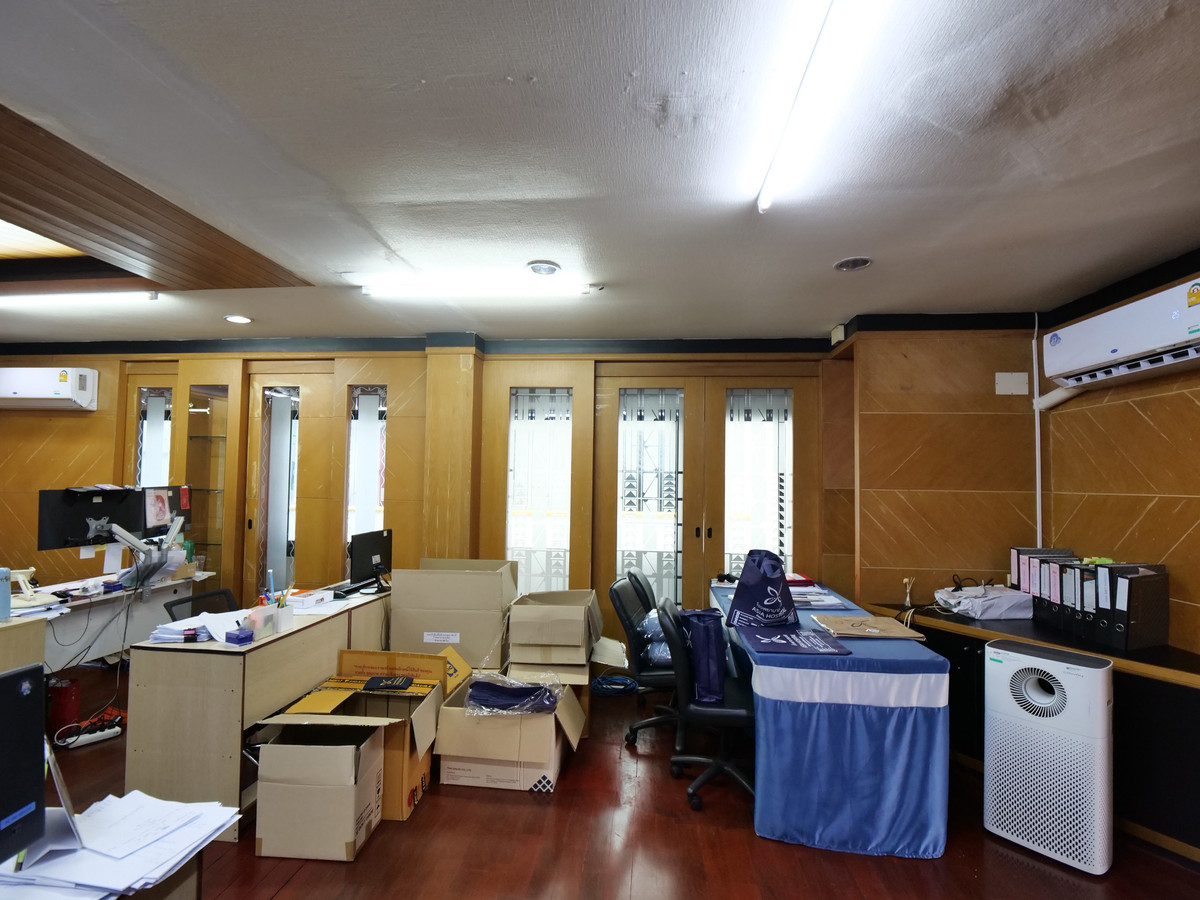 For RentOfficeRattanathibet, Sanambinna : Building for rent, office building, office for doing business, 5 floors, with elevator, size 50 sq m., area 600 sq m., almost next to Central Rattanathibet. Soi Rattanathibet 30, next to the Purple Line. Nonthaburi Intersection Station 1, near Owl Market 