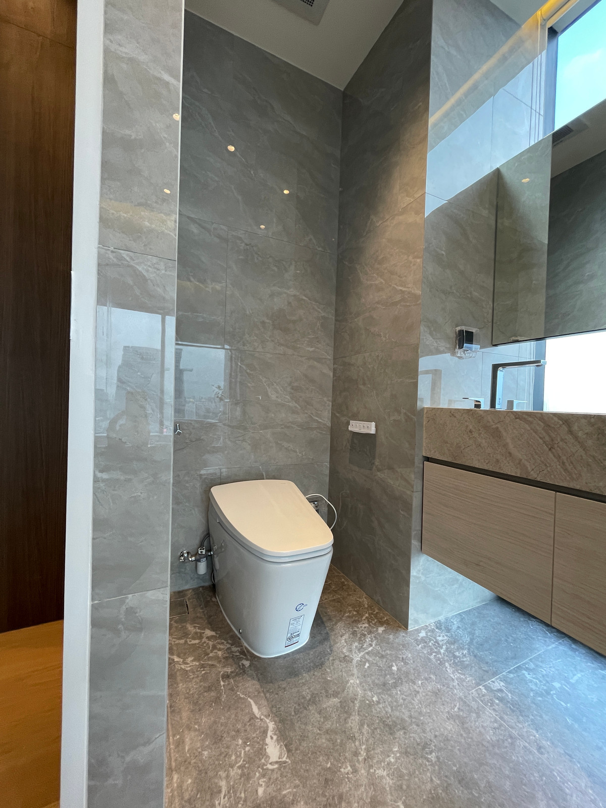 For SaleCondoRatchathewi,Phayathai : CONNER Ratchathewi | Super Luxury Penthouse, 3 floors, 270 degree view, near BTS Ratchathewi, the newest Super Luxury condo from The Creators HQ, outstanding with the Vertical Forest concept - an 80 meter high sky garden planted with over 145,987+ trees, 