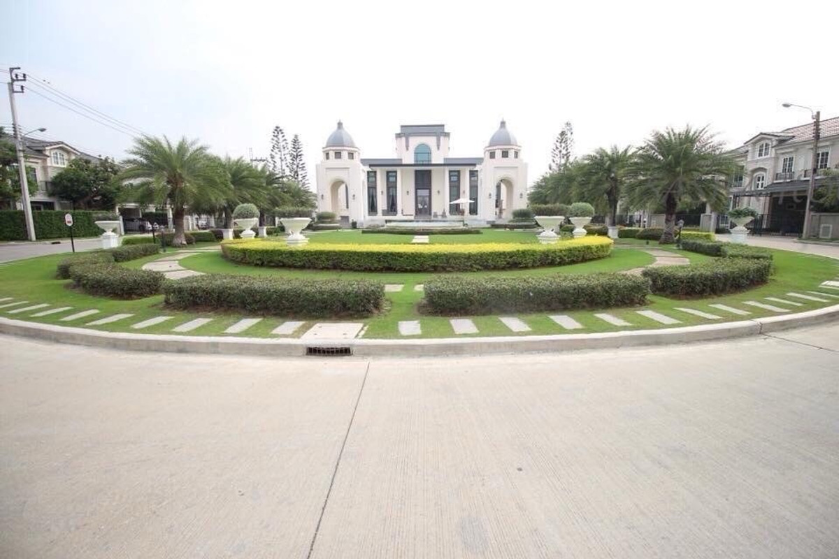 For SaleHouseKaset Nawamin,Ladplakao : Golden Investment Opportunity! Own 4 Luxury Houses in One Purchase with Immediate Rental Income. A rare find combining steady cash flow, long-term value growth, and a prime location