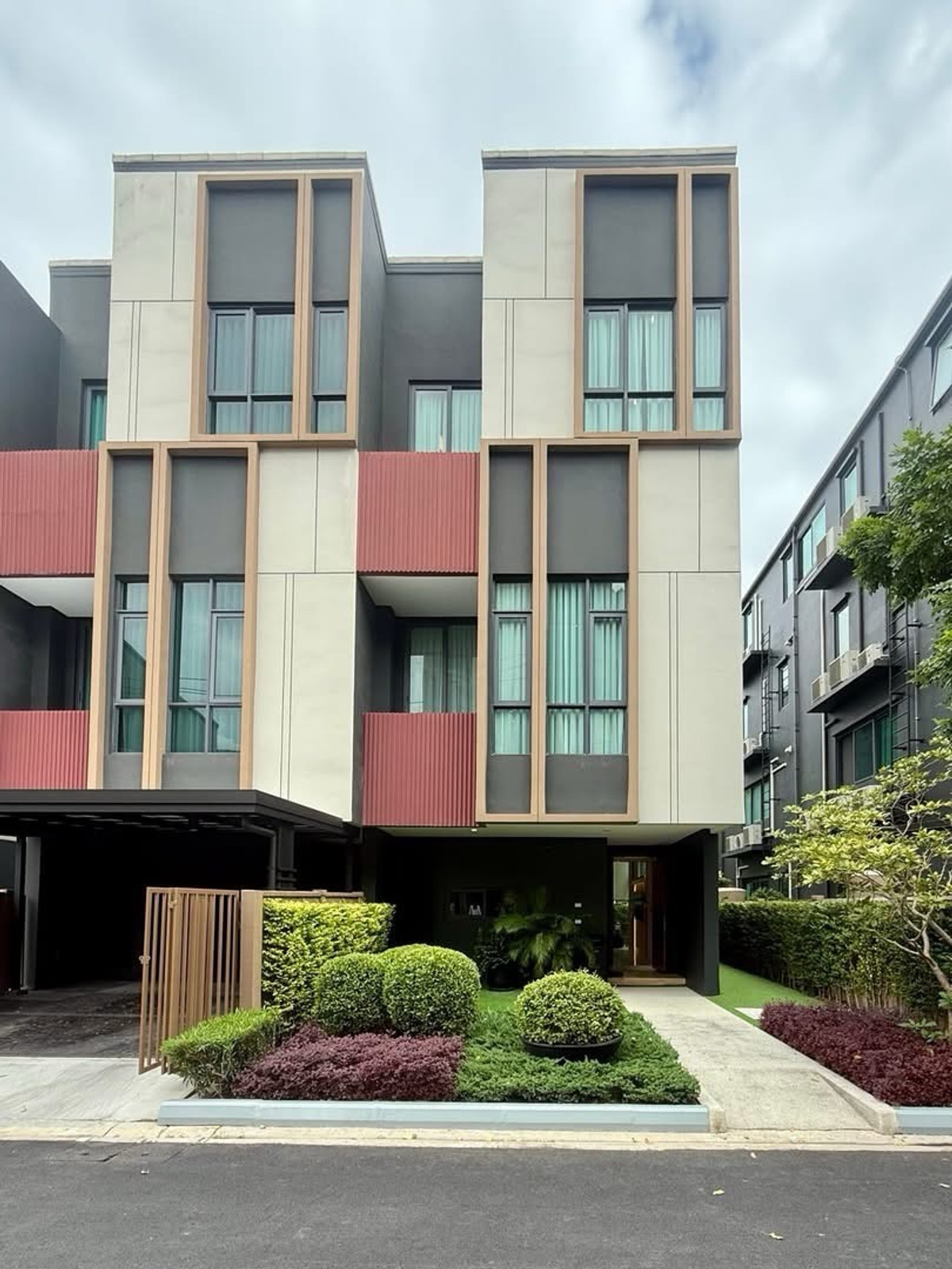 For SaleTownhomeOnnut, Udomsuk : Starting at 13.9 million, Baan Klang Muang Classe Sukhumvit 77