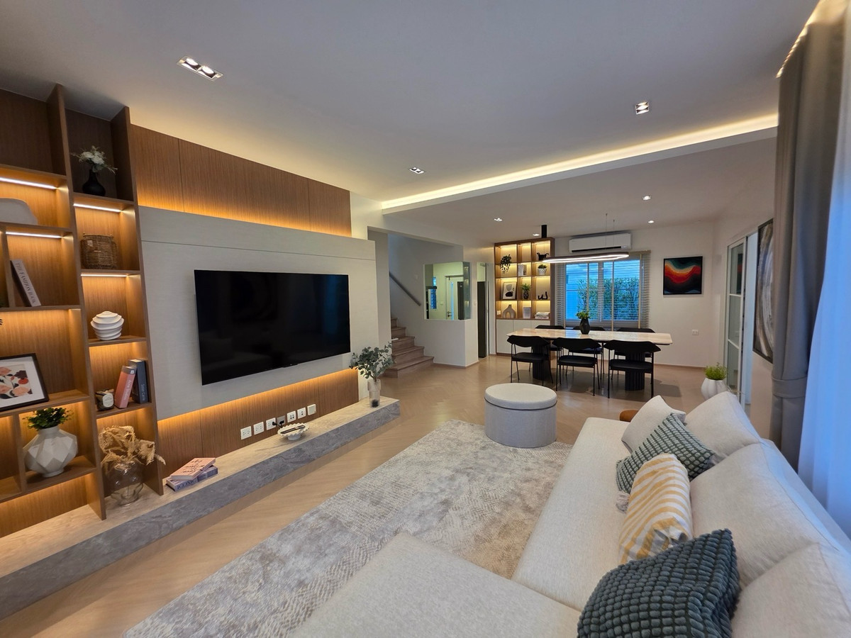 For RentHouseBangna, Bearing, Lasalle : ❤️ Single house for rent, Villaggio 3 Srinakarin Bangna, plot in front of the lake, no house opposite. Fully decorated, lake view ❤️ S2501-1110