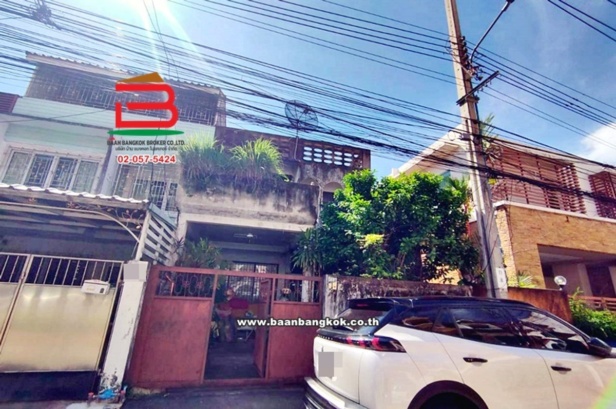 For SaleTownhomeSukhumvit, Asoke, Thonglor : Townhouse, area 45 sq m., Soi Sukhumvit 99, good location, near BTS Bang Chak Station, Sukhumvit Road, Bang Chak Subdistrict, Phra Khanong District.