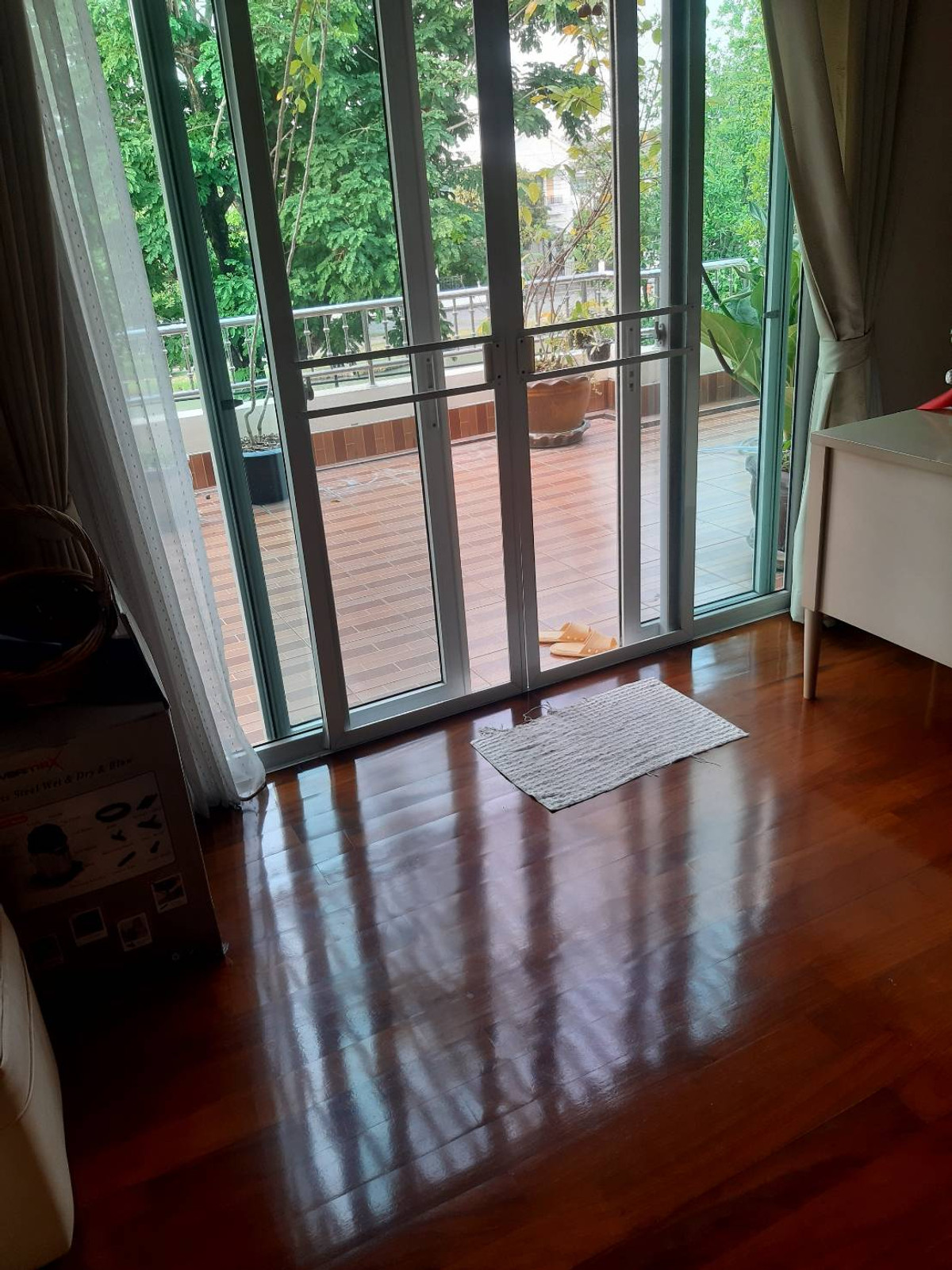 ขายบ้านสมุทรปราการ สำโรง : 96836 - ขายบ้านเดี่ยวที่คุ้มราคา 2 ระเบียงด้านหน้าติดทะเลสาป ล้อมรอบด้วยสวนสีเขียวมีพื้นที่สำหรับใช้วีลแชร์ได้ โครงการบ้านเดี่ยวสุดหรู เพอร์เฟคเพลสลาดกระบัง 4 สุขุมวิท77