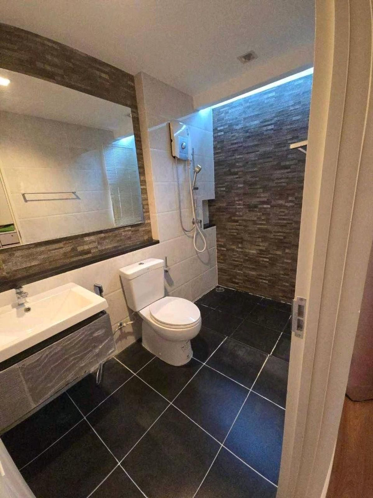 For SaleHouseLadkrabang, Suwannaphum Airport : Casa Grand On Nut-Wong Wian, located on Sukhaphiban 2 Road and On Nut Expressway Road.