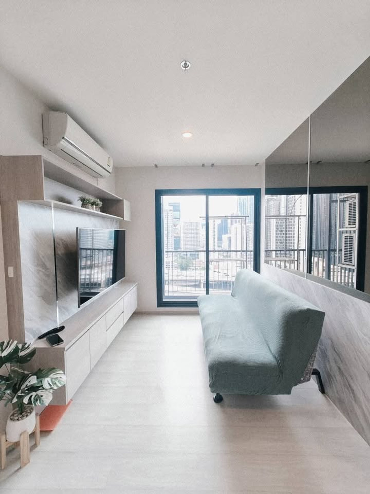 ให้เช่าคอนโดพระราม 9 เพชรบุรีตัดใหม่ RCA : เช่าคอนโด Life Asoke/ไลฟ์ อโศก (B6811017)