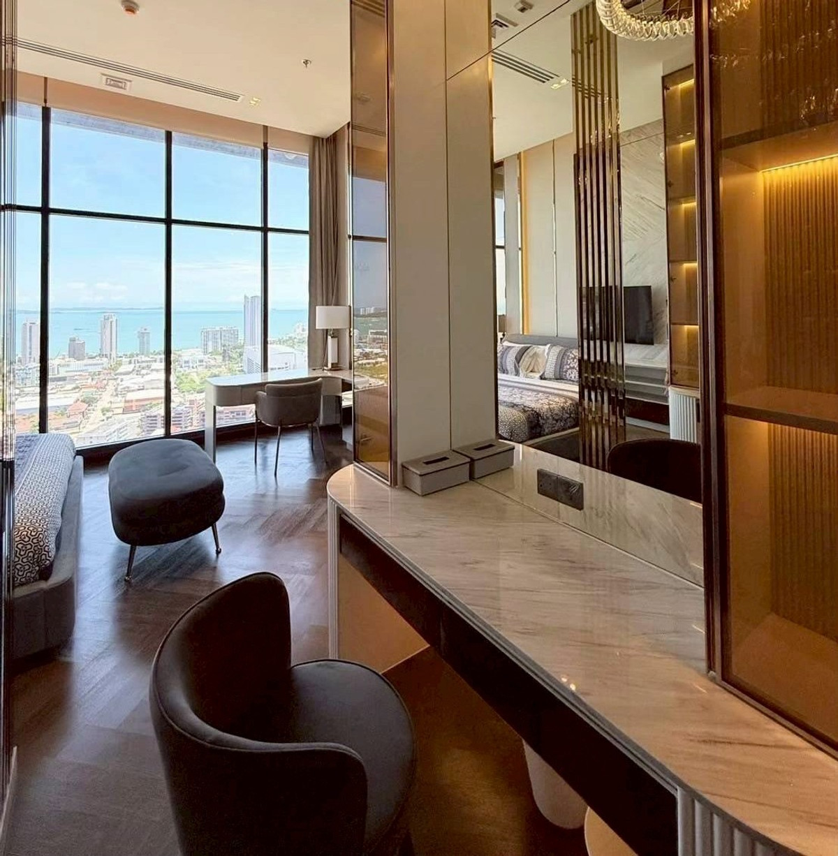 ขายคอนโดพัทยา บางแสน ชลบุรี สัตหีบ : For Sale: Penthouse ONCE Pattaya — Super Luxury Freehold Condominium • ขนาดห้อง 127.17 ตร.ม. • แบบ 2 ห้องนอน | 2 ห้องน้ำ | 1 Powder Room | 1 ห้องนั่งเล่นขนาดใหญ่