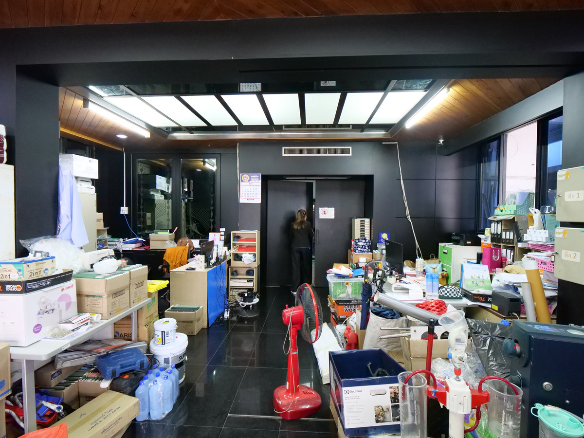 For RentOfficeRattanathibet, Sanambinna : Building for rent, office building, office for doing business, 5 floors, with elevator, size 50 sq m., area 600 sq m., almost next to Central Rattanathibet. Soi Rattanathibet 30, next to the Purple Line. Nonthaburi Intersection Station 1, near Owl Market 