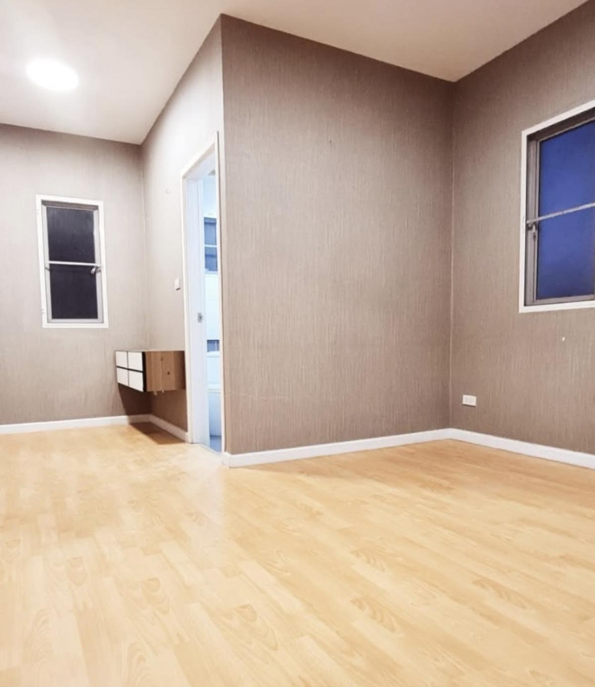 ขายทาวน์โฮมลาดกระบัง สุวรรณภูมิ : ขายทาวน์เฮ้าส์/ทาวน์โฮม  บ้านวิรัลพัชร เอ็กซ์คลูซีฟ เฉลิมพระเกียรติฯ ซอย 8 ชั้นสูง ห้องมุม หน้ากว้าง รีโนเวทใหม่ หนองบอน เขต ประเวศ กรุงเทพ CX-135770